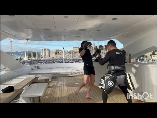 Coaching de Muay Thaï sur un yacht par Dragon Boxing